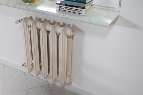 Szybka metamorfoza grzejnika. Jak wybrać farbę i kolor, by odmienić wnętrze